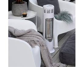 Mensa Heating IMUS 550W terrassevarmer i hvid, omgivet af hvide loungesæt og grå pyntepuder på en træterrasse.