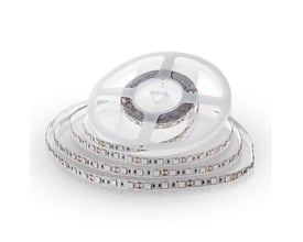 V-TAC LED-stribe på 5 meter, rullet op på en hvid spole med de enkelte LED-dioder synlige.