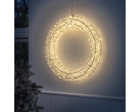 Veli Line metal lyskrans med 480 hvide LED-lys, monteret på en facade om aftenen og lyser op med varmt hvidt skær.