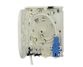 Commscope HFTP vægboks i hvid, med åbent låg og internt arrangement af fiberkabler og en blå SC simplex adapter.