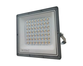 V-TAC 50W LED projektør i Gun Grey aluminiumshus med 5000lm lysstyrke, monteret med justerbart beslag på hvid baggrund.