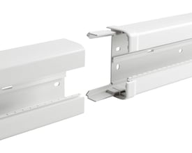 Nærbillede af to Legrand hvide plast samlestykker til kliksystem, der viser detaljerne i samlingen.