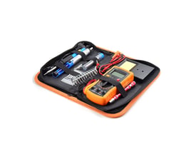 Loddekolbesæt med multimeter og tilbehør samlet i en åben sort opbevaringstaske med orange kant.