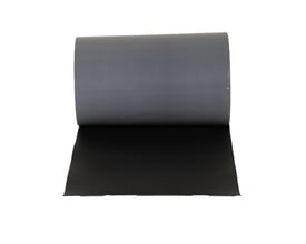 Detalje af SabetoCOVER indpakningsrulle der afdækker sort PIB materiale med grå yderside.