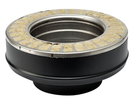Metalbestos Wood kobling i sort stål med 130 mm diameter, isoleret med cremefarvet materiale og vist på hvid baggrund.