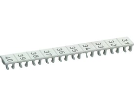 Wieland mærkestribe 9705A/6/10B i hvid plast med sort skrift, nummereret 31-40 og klar til montering.