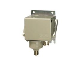 Bagside af Danfoss KPS 31 pressostat i grå, fremhæver "Made in Poland" mærkning og robust konstruktion.