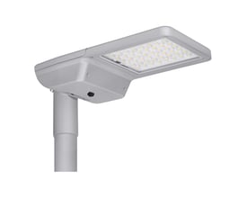 Ledvance Streetlight Flex M vejbelysning i hvid, monteret på en lodret mast og set skråt forfra med LED-feltet synligt.