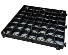 NID Dak-Rock græsarmering i sort, 500 x 500 x 39 mm, der danner et mønster af firkantede celler til græs.