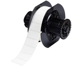 Brady B499 polyamidcoatet nylon i 38,10 x 19,05 mm ses som en rulle med hvide etiketter på sort spole.