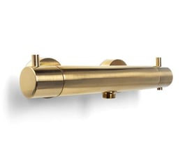 Termostatarmatur i børstet guld med 1/2" afgang, inklusive koblinger og rosetter, præsenteret på hvid baggrund.