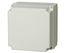 Fibox MNX serie kasse i grå ABS, 180 x 180 x 125 mm, viser hjørnebeslag og skruehuller.