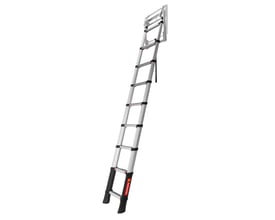 Udfoldet Telesteps Loft Mini 9 teleskopstige, med 9 aluminiumstrin og 40mm dybde, klar til brug i loftet.