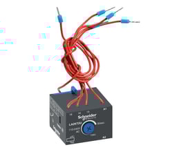 Schneider Electric TeSys K tidsblok LA2KT2U med 1CO kontakt og 110-240VAC spænding, vist med røde ledninger.