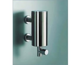 Vola T10JR-40 sæbedispenser i børstet stål monteret på en væg, viser den kompakte cylinderform og praktiske pumpefunktion.