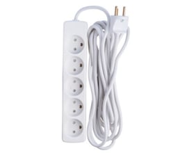 Hvid 5-stikdåse med jord og 1,5 meters ledning, ideel til mange apparater.