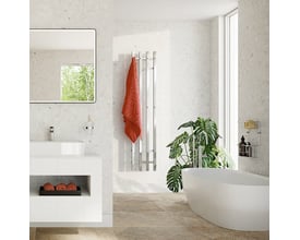 Smedbo dry vertikal håndklædetørrer i poleret rustfrit stål hænger på et moderne badeværelsesvæg med et rødt håndklæde.