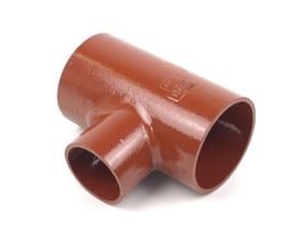 Rødt SML grenrør i støbejern med dimensioner 100-80mm og 88 graders vinkel på hvid baggrund.