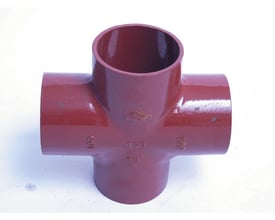 Rødt SML grenrør i støbejern med 100mm diameter og 88,5 graders vinkel, uden muffe.