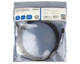 Deltaco 100G QSFP28 passivt Direct Attach kobberkabel på 2 meter, vist i original emballage med produktinformation.