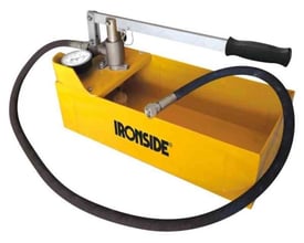Ironside Push trykprøvepumpe i gul, pulverlakeret udførelse med manometer, håndtag og sort højtryksslange til 60 bar.