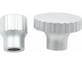 Moderne knop 468012 KR i mat sølv, 38mm diameter med rillet kant og en visning fra siden samt forfra.