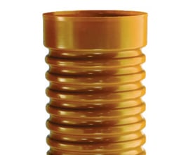 Wavin opføringsrør i PVC-U med muffe, 3150 mm højt og 425 mm i diameter, vist med korrugeret yderside på hvid baggrund.