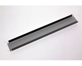 Cubic bærejern for afbryder/indsats model 0119-0400. Fremstillet i grå metal med en flad overflade og to monteringshuller i hver ende.