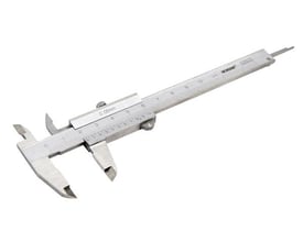 Ironside mini-skydelære i rustfrit stål med skruelås, 100 mm og 0,05 mm aflæsning, set skråt med målekæber og dybdemål.