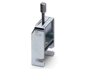 Detaljeret billede af Phoenix Contact SK 35 skærmklemme, der viser dens robuste metalstruktur og skruemekanisme for tilspænding.