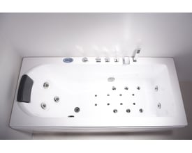 MaXXwell PRAG spabad i hvid sanitetsakryl med 11 vandjets og 8 boblejets, set fra oven med synlig armlæn og armatur.