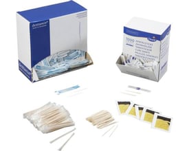 Antalis vådservietter i dispenserboks med citronduft, 71x51mm, vist sammen med flere pakker dentalstiks og tandstikkere.