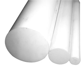 Tre naturfarvede POM-C plast rundstænger med diametre på 50 mm, 30 mm og 10 mm på hvid baggrund.
