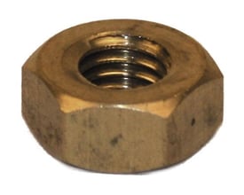 Nærbillede af en gylden Dresselhaus 6 mm messing møtrik, DIN 934, med synligt gevind og sekskantet form.
