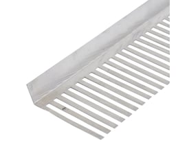 Mårsikring i blank aluminium til 80 mm tagrender, 1 meter lang, med tætsiddende lameller til effektiv beskyttelse mod mårer.