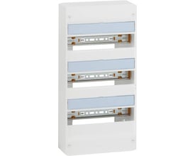 Legrand Drivia gruppetavle i hvid Ral 9003 med 3x13 moduler, set fra siden, fremhæver dybde og monteringsdetaljer på hvid baggrund.
