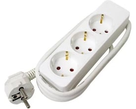 Hvid stikdåse med tre Schuko-udtag og jordforbindelse, 5 meter ledning og hvidt stik.