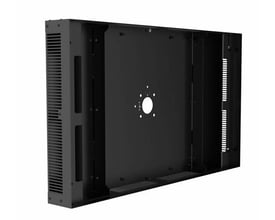 Vogel's POW 1604 udendørs vægbeslag til Samsung OH55DX set skråt bagfra med sort, rektangulær monteringsplade og ventilationsåbninger.