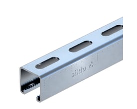 Beck Scanclamp montageskinne 41/21 med sølvfarvet overflade, set skråt med aflange huller og åben profilende.