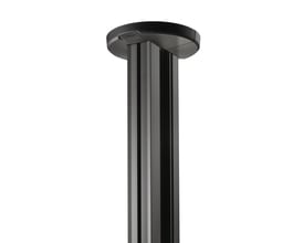 Vogels Connect-IT PFA 9132 gulv/loft support monteret på en sort, rektangulær stang, isoleret på hvid baggrund.