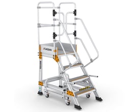 Mobil platformstige Esperon med 3+1 trin i aluminium og orange detaljer, udstyret med hjul og rækværk.