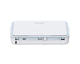 Hvid D-Link 5G NR AX3000 Wi-Fi 6 mobilrouter set skråt forfra med indikatorer og resetknap synlige.