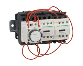 Schneider Electric Y/D-starter med 24V AC styrespænding og 25kW effekt, vist med kontakter og timer.