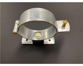 Galvaniseret hængselstift på 76 mm til træmontering med vendbar funktion og TX20 messing skrue på sort baggrund.