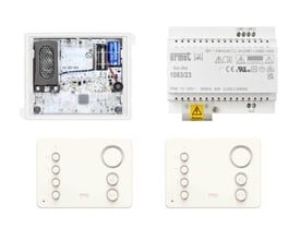 Urmet 2Voice Audio grundpakke til Alpha med håndfri dørtelefon, styreenhed, strømforsyning og hvide betjeningspaneler.