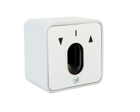 Geba nøgleafbryder i hvidt aluminiumshus med op/ned pulsfunktion, klar til oval cylinder uden medfølgende cylinder.