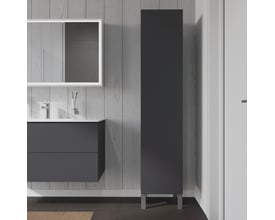 Duravit LC højskab med én låge i mørkegrå finish, præsenteret på et moderne badeværelsesmiljø med panellignende væg og gulvfliser.