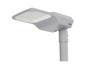Hvidt LEDVANCE Streetlight Compact L-gadearmatur med synligt LED-felt, monteret på en lodret mast.