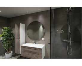 SG Armaturen Downlight Nano Tilt LED i hvid aluminium, vist i et moderne badeværelsesmiljø med badekar og planter.