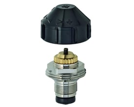 IMI termostatindsats, M28x1,5 mm, adskilt i to dele: den sorte justeringsdæksel med markeringer og den blanke messing og metalindsats med gevind.